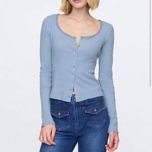 58.NWT. Gap top baby blue. S